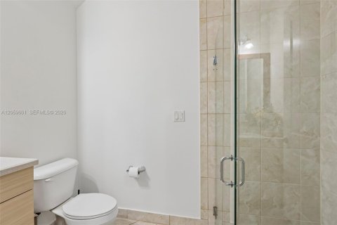 House in Hialeah, Florida 5 bedrooms, 226.31 sq.m. № 2264421 - photo 21