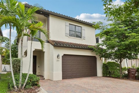 House in Hialeah, Florida 5 bedrooms, 226.31 sq.m. № 2264421 - photo 4