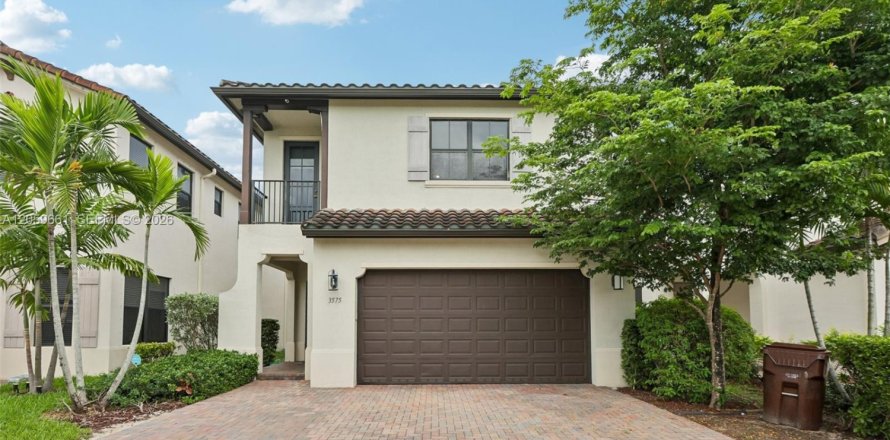 House in Hialeah, Florida 5 bedrooms, 226.31 sq.m. № 2264421