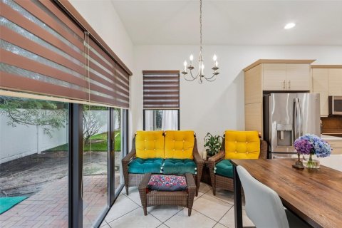 House in Hialeah, Florida 5 bedrooms, 226.31 sq.m. № 2264421 - photo 16