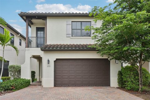 House in Hialeah, Florida 5 bedrooms, 226.31 sq.m. № 2264421 - photo 2
