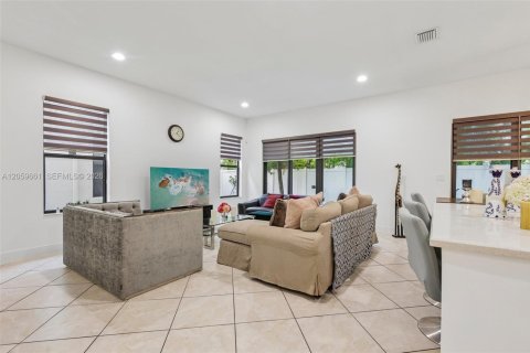 House in Hialeah, Florida 5 bedrooms, 226.31 sq.m. № 2264421 - photo 9