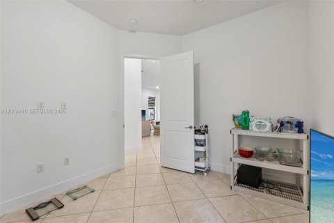 House in Hialeah, Florida 5 bedrooms, 226.31 sq.m. № 2264421 - photo 24