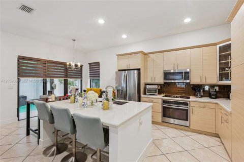 House in Hialeah, Florida 5 bedrooms, 226.31 sq.m. № 2264421 - photo 17