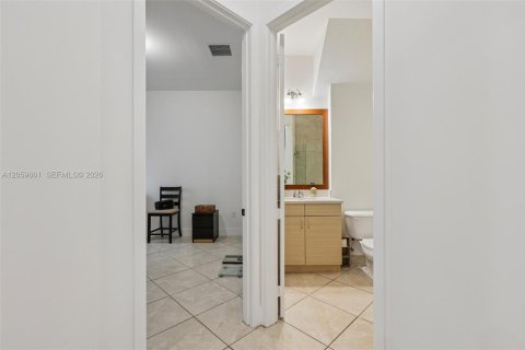 House in Hialeah, Florida 5 bedrooms, 226.31 sq.m. № 2264421 - photo 19