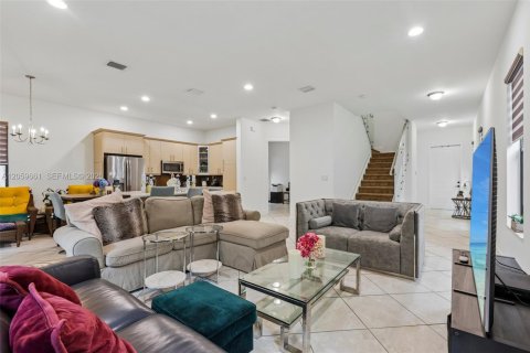 House in Hialeah, Florida 5 bedrooms, 226.31 sq.m. № 2264421 - photo 12