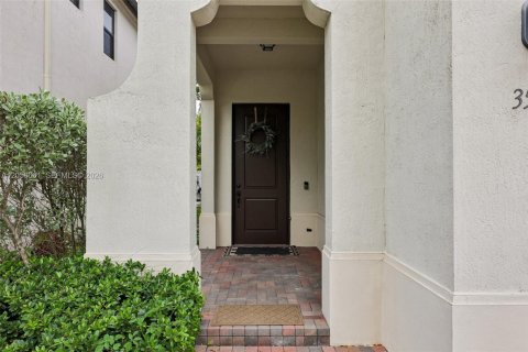 House in Hialeah, Florida 5 bedrooms, 226.31 sq.m. № 2264421 - photo 5