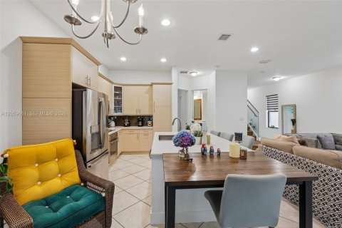 House in Hialeah, Florida 5 bedrooms, 226.31 sq.m. № 2264421 - photo 15