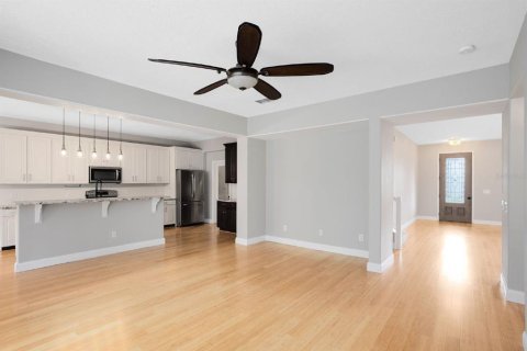 House in Orlando, Florida 5 bedrooms, 281.03 sq.m. № 2393895 - photo 4