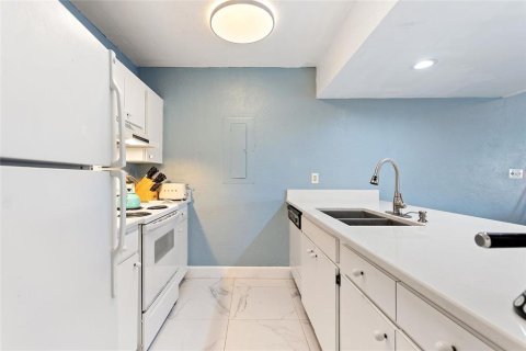 Condo in Haines City, Florida, 2 bedrooms  № 2237988 - photo 12