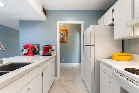 Condo in Haines City, Florida, 2 bedrooms  № 2237988 - photo 13