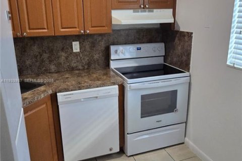 Снять в аренду квартиру в Катлер-Бей, Флорида 1 спальня, 40372.35м2, № 1992210 - фото 3