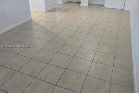 Снять в аренду квартиру в Катлер-Бей, Флорида 1 спальня, 40372.35м2, № 1992210 - фото 11