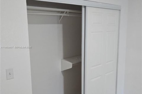 Снять в аренду квартиру в Катлер-Бей, Флорида 1 спальня, 40372.35м2, № 1992210 - фото 13