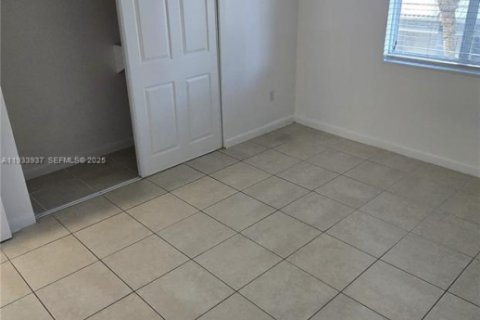 Снять в аренду квартиру в Катлер-Бей, Флорида 1 спальня, 40372.35м2, № 1992210 - фото 7