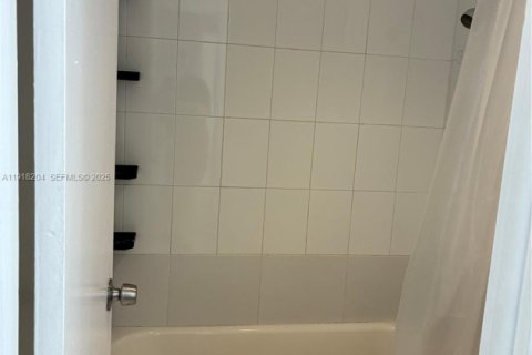 Купить кондоминиум в Майами, Флорида 2 спальни, 86.4м2, № 2054835 - фото 13