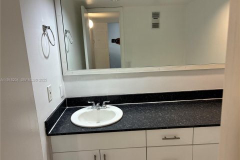 Купить кондоминиум в Майами, Флорида 2 спальни, 86.4м2, № 2054835 - фото 7