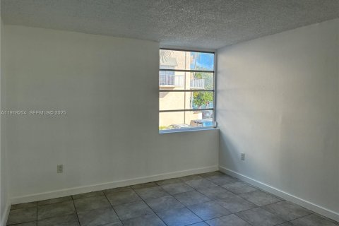 Купить кондоминиум в Майами, Флорида 2 спальни, 86.4м2, № 2054835 - фото 18