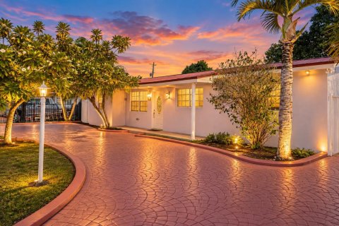House in Miami, Florida 3 bedrooms, 182.92 sq.m. № 2392849 - photo 2