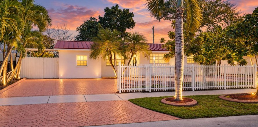 House in Miami, Florida 3 bedrooms, 182.92 sq.m. № 2392849
