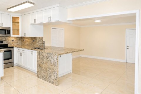 House in Miami, Florida 3 bedrooms, 182.92 sq.m. № 2392849 - photo 6