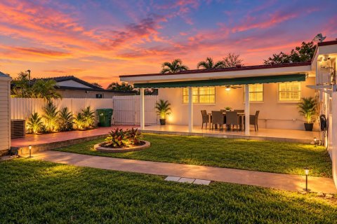 House in Miami, Florida 3 bedrooms, 182.92 sq.m. № 2392849 - photo 8