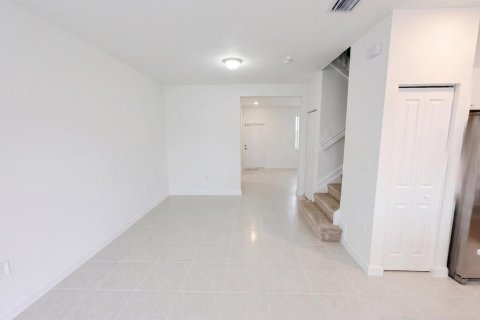 Touwnhouse à louer à Miami, Floride: 3 chambres, 137.77 m2 № 2085788 - photo 6