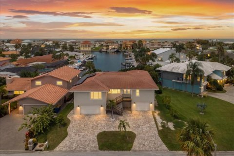 House in New Port Richey, Florida 4 bedrooms, 227.15 sq.m. № 2299619