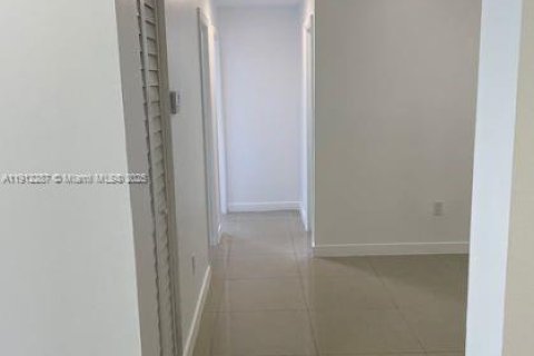 Condo in North Miami Beach, Florida, 2 bedrooms № 1969083 - photo 7