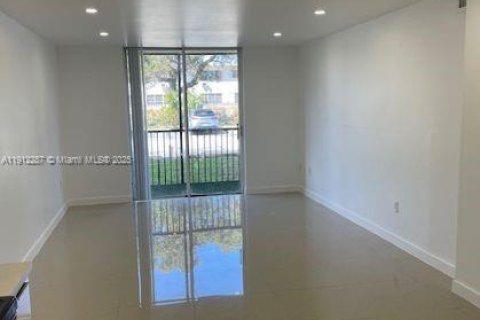 Condo in North Miami Beach, Florida, 2 bedrooms № 1969083 - photo 3
