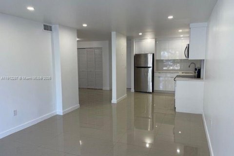 Condo in North Miami Beach, Florida, 2 bedrooms № 1969083 - photo 5