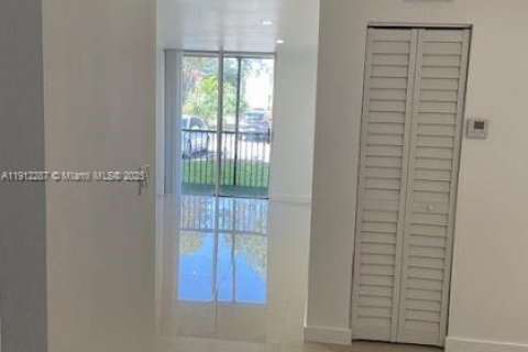 Condo in North Miami Beach, Florida, 2 bedrooms № 1969083 - photo 1
