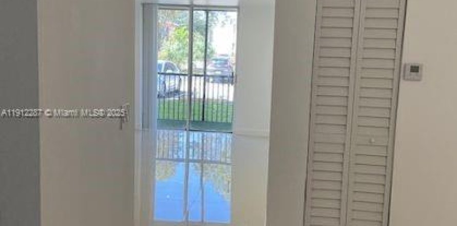 Condo in North Miami Beach, Florida, 2 bedrooms № 1969083
