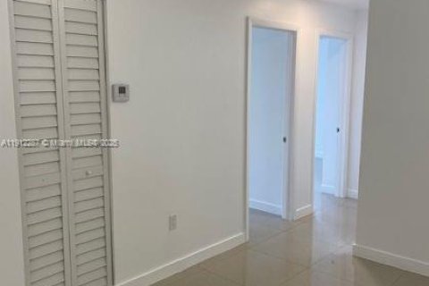 Condo in North Miami Beach, Florida, 2 bedrooms № 1969083 - photo 8
