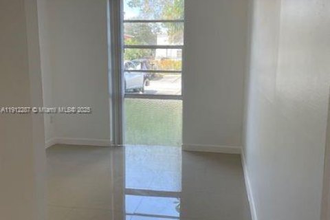 Condo in North Miami Beach, Florida, 2 bedrooms № 1969083 - photo 9