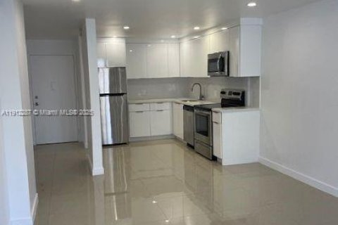 Condo in North Miami Beach, Florida, 2 bedrooms № 1969083 - photo 4