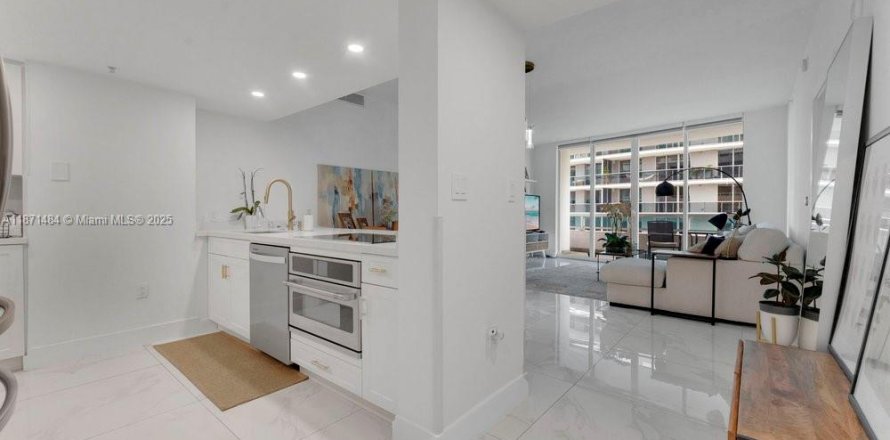 Кондоминиум с 2 спальнями в Майами, Флорида № 1924083