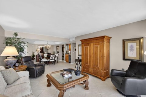 Condo in South Palm Beach, Florida, 2 bedrooms  № 2146588 - photo 11