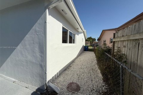 House in Sunrise, Florida 3 bedrooms, 133.13 sq.m. № 1846220 - photo 14
