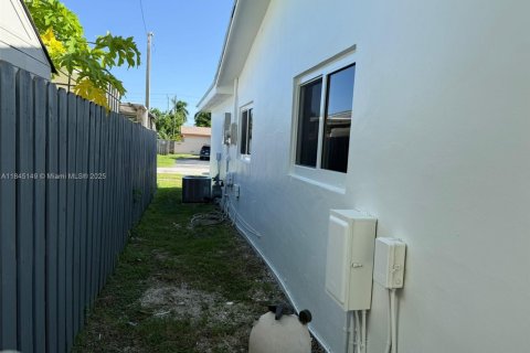 House in Sunrise, Florida 3 bedrooms, 133.13 sq.m. № 1846220 - photo 15
