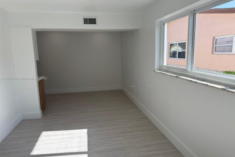 House in Sunrise, Florida 3 bedrooms, 133.13 sq.m. № 1846220 - photo 10