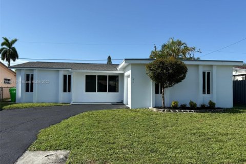 House in Sunrise, Florida 3 bedrooms, 133.13 sq.m. № 1846220 - photo 1