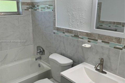 House in Miami, Florida 2 bedrooms, 169.08 sq.m. № 1988686 - photo 8