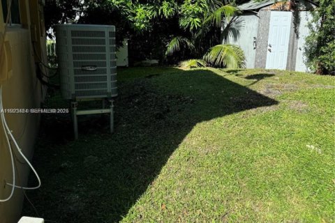 House in Miami, Florida 2 bedrooms, 169.08 sq.m. № 1988686 - photo 16