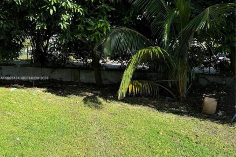 House in Miami, Florida 2 bedrooms, 169.08 sq.m. № 1988686 - photo 17