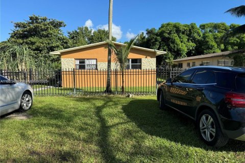 House in Miami, Florida 2 bedrooms, 169.08 sq.m. № 1988686