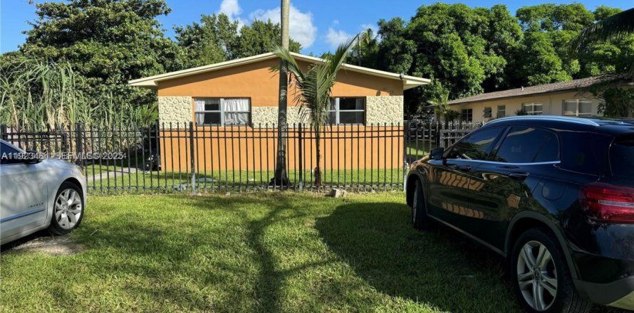 House in Miami, Florida 2 bedrooms, 169.08 sq.m. № 1988686