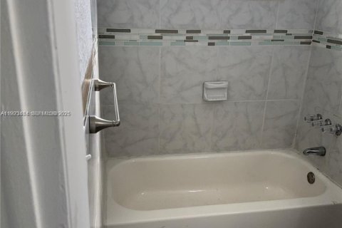 House in Miami, Florida 2 bedrooms, 169.08 sq.m. № 1988686 - photo 12