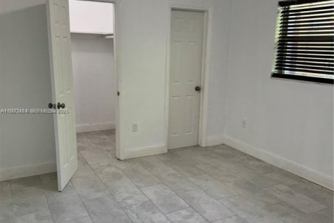 House in Miami, Florida 2 bedrooms, 169.08 sq.m. № 1988686 - photo 11
