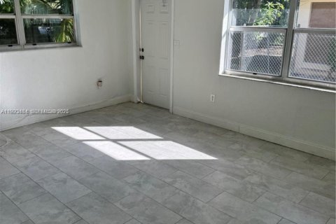 House in Miami, Florida 2 bedrooms, 169.08 sq.m. № 1988686 - photo 7